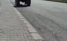 Ters yönden giden traktör tehlike saçtı