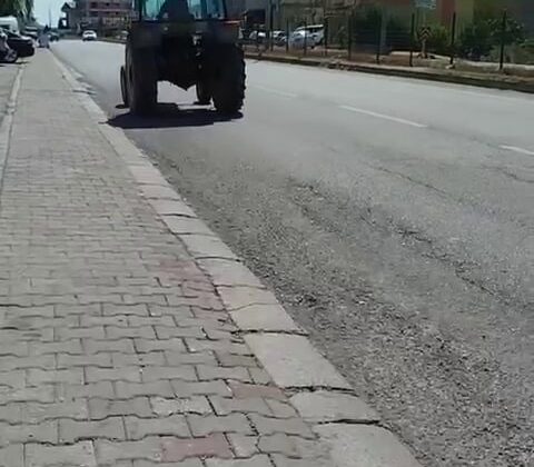 Ters yönden giden traktör tehlike saçtı