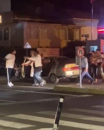 Tuzla’da valeler ve araç sürücüsü arasında tekmeli sopalı kavga kamerada