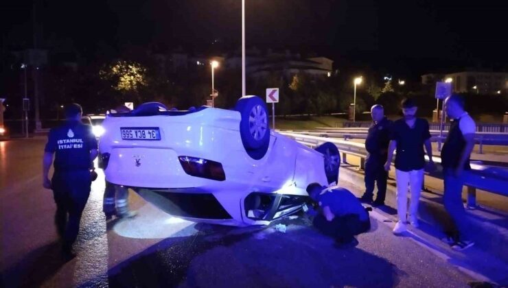 Ümraniye’de kontrolden çıkan otomobil takla attı: 2 yaralı