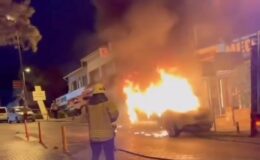 Üsküdar’da park halindeki otomobil alev alev yandı