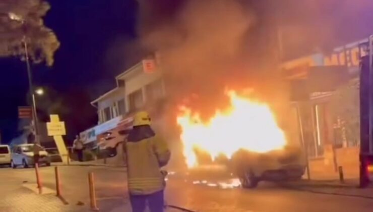 Üsküdar’da park halindeki otomobil alev alev yandı