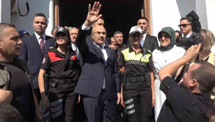 Vali Demirtaş yüzlerce kişiyle uğurlandı