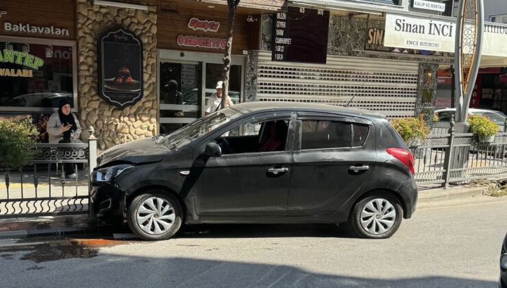 Yalova’da kontrolden çıkan otomobil demir parmaklıklara çarptı