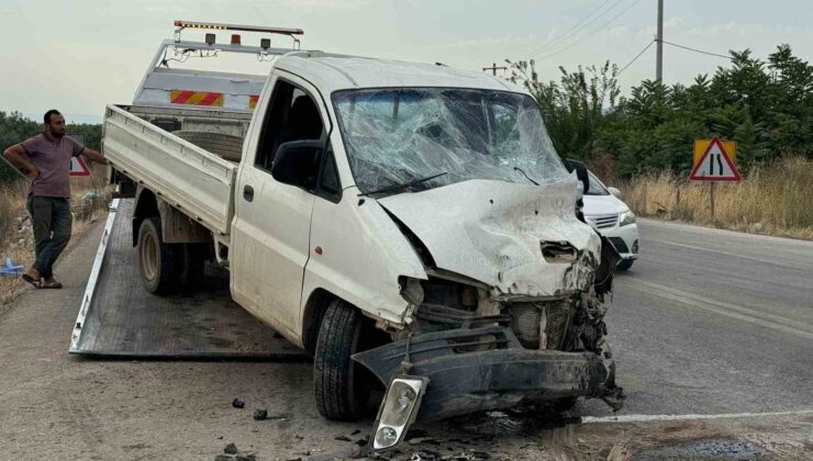 Yola kontrolsüz çıkan tır kamyonete çarptı: 3 yaralı