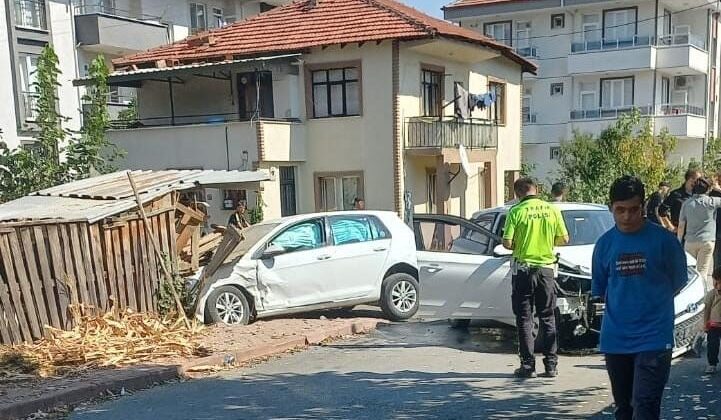 2 otomobil çarpıştı, 4 kişi yaralandı