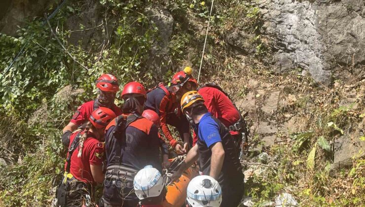 300 metrelik uçurumdaki ceset operasyonla çıkartıldı