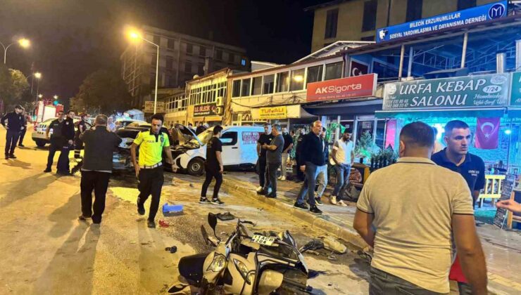 5 araca çarpan otomobilde 3 kişinin yaralandığı kaza güvenlik kamerasına yansıdı