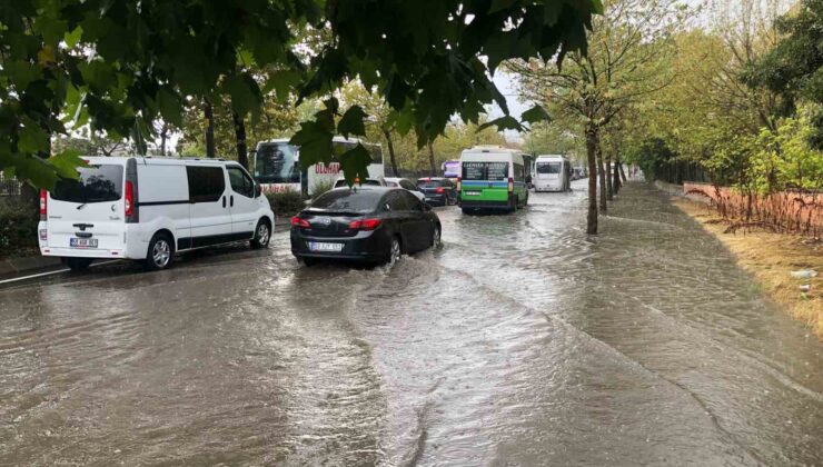 Araçlar suda mahsur kaldı: Koltuk suya kapıldı