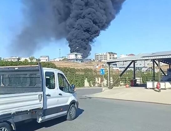 Arnavutköy’de otluk alanda çıkan yangın depoya sıçradı