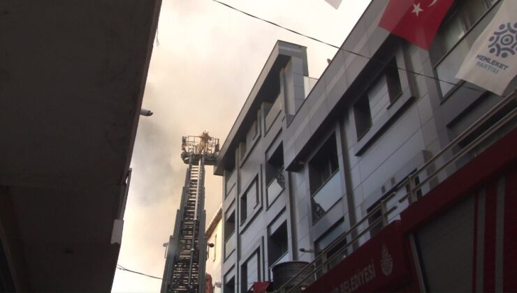 Ataşehir’de 4 katlı mobilya dükkanının çatısı alev alev yandı