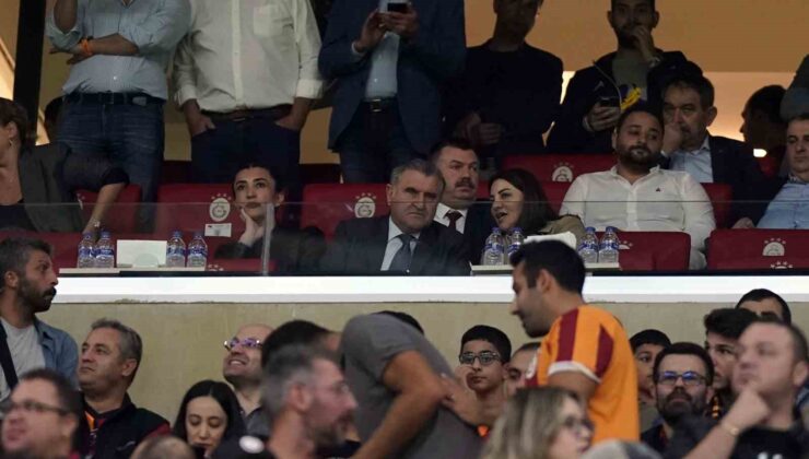 Bakan Osman Aşkın Bak, Galatasaray – PAOK maçını takip etti