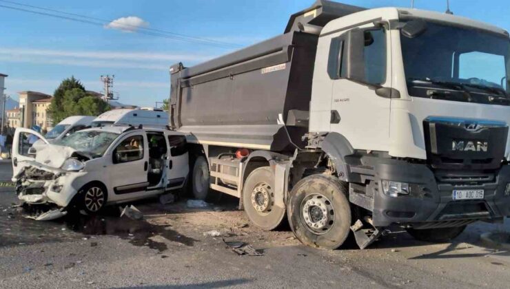 Balıkesir’de hafif ticari araçla kamyon çarpıştı: 6 yaralı