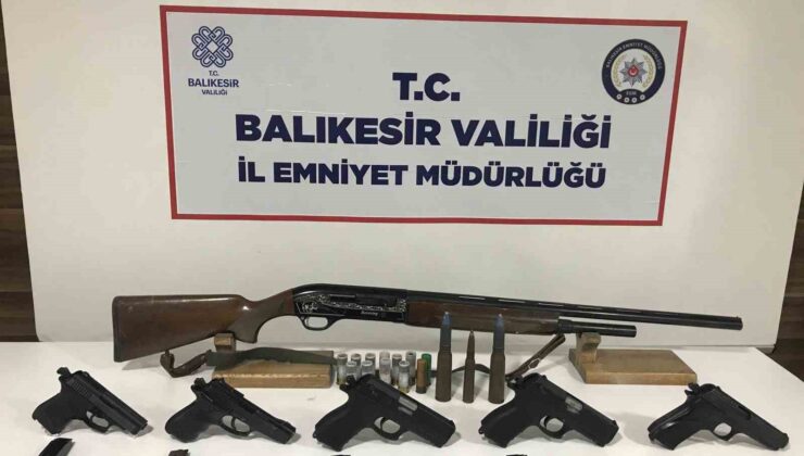Bandırma’da çok sayıda ruhsatsız silah ele geçirildi