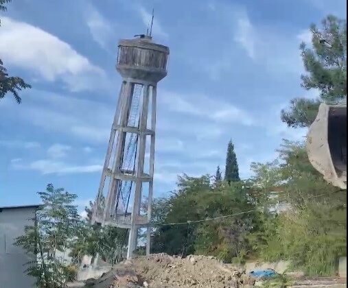 Bilecik’te 40 yıllık su deposu kulesi yıkıldı