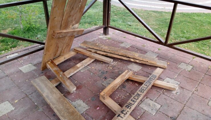 Bilecik’te kent mobilyalarına zarar verildi