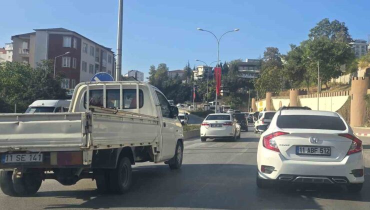 Bilecik’te okulların açıldığı ilk günde trafik çilesi