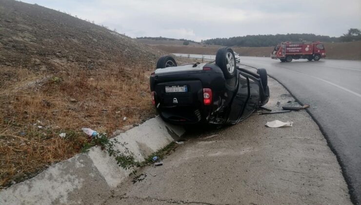 Bilecik’te otomobil yağmur kanalına devrildi: 1 yaralı