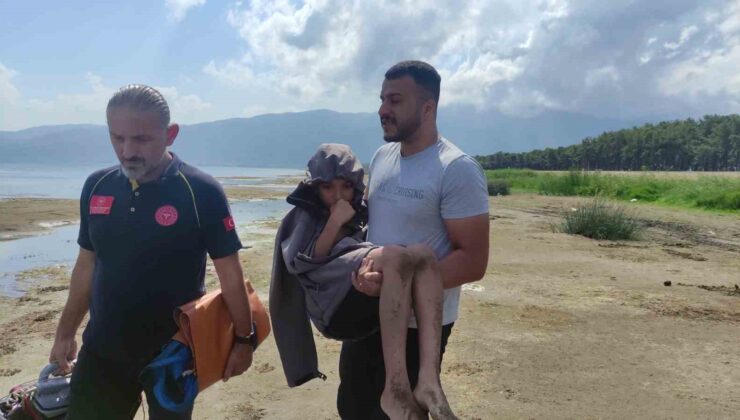 Botla göle açılan çocuklar, rüzgarda sürüklenince vatandaşlar tarafından kurtarıldı