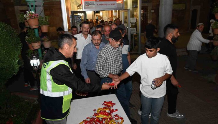 Bozüyük Belediyesi Mevlid Kandili’nde şeker ikramı yaptı