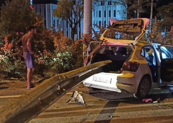 Bursa’da akıl almaz kaza: Bariyerlere ok gibi saplandı