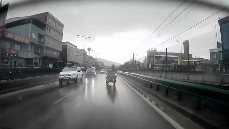 Bursa’da motosiklet sürücüsü kaygan yolda böyle düştü