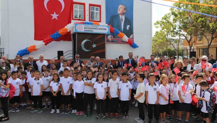 Büyükçekmece Belediye Başkanı ilk zili öğrencilerle birlikte çaldı