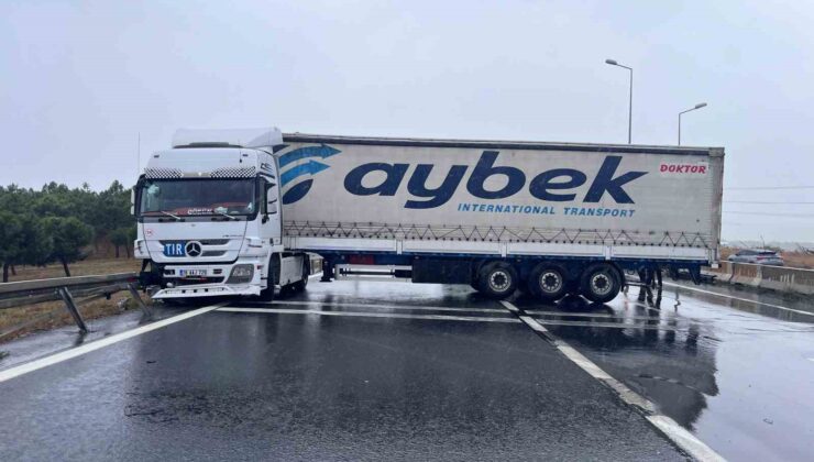 Büyükçekmece E-5’te yağmur nedeniyle kayan tır, yolu trafiğe kapattı