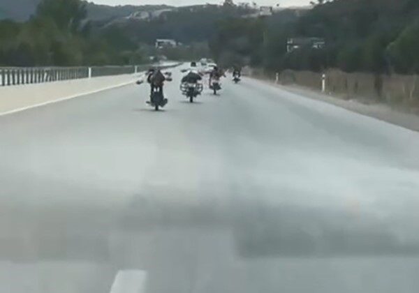 Çanakkale’de gençlerin motosikletle tehlikeli yolculuğu