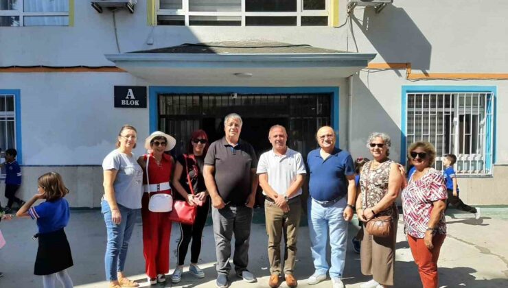 Çiftlikköy’de emekliler 15 öğrencinin okul giyim kıyafetlerini aldı