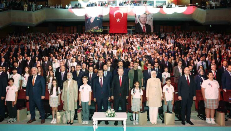 Cumhurbaşkanı Erdoğan: “Türkiye’yi ekonomik, sosyal ve güvenlik noktasında zafiyete uğratmayı amaçlayan ırkçılık tuzağının merkez üssü sanal alemdir”