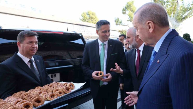 Cumhurbaşkanı Erdoğan’dan gazetecilere kandil simidi ikramı