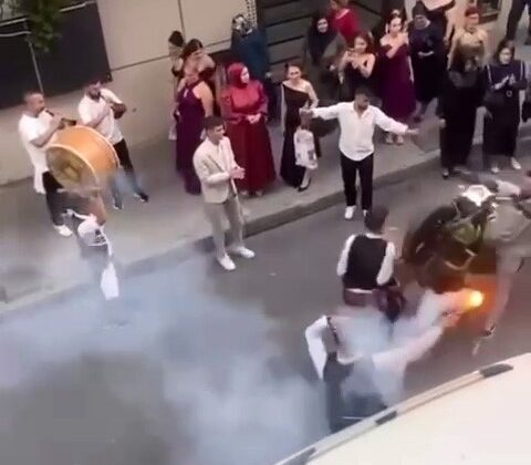 Düğün konvoyunda davulcuya motosiklet çarptı: O anlar kamerada