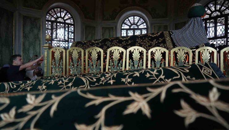 Emir Sultan Türbesi’nin yenilenen sanduka örtüsü Mevlid Kandili’nde yerine serildi