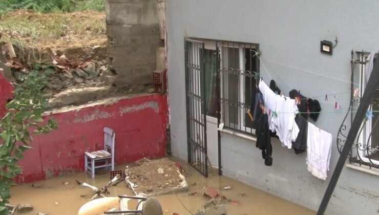 Eyüpsultan’da yağmur nedeniyle inşaat duvarı yıkıldı, yan binanın bodrumunu su bastı