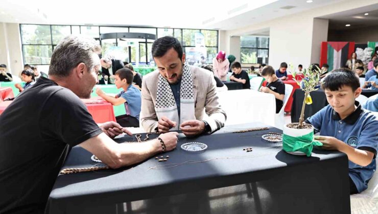 Gazze’deki zeytin ağacı katliamını zeytin çekirdeğinden tespih yaparak protesto ettiler