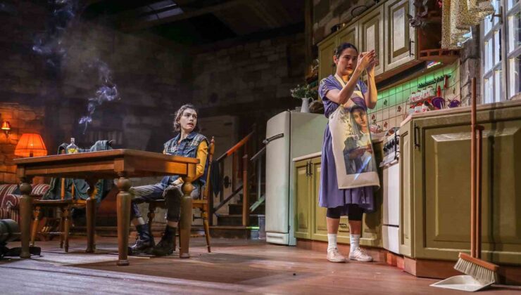 Hazar Ergüçlü’nün rol aldığı ’Timsah Ateşi’ Bursa’da sahneye çıkıyor