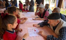 Huzurevi sakinleri ile çocuklar bir arada