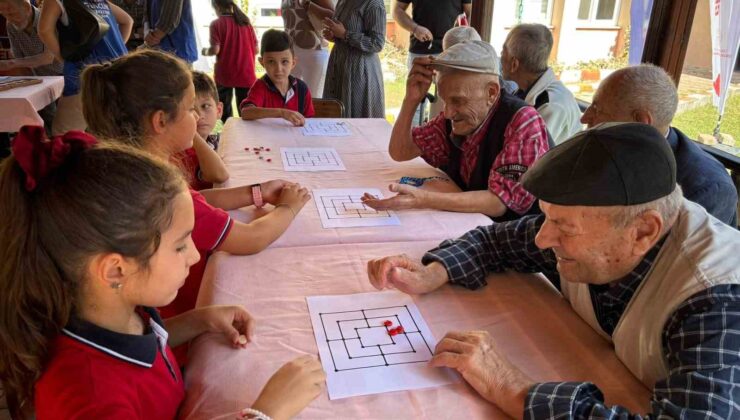 Huzurevi sakinleri ile çocuklar bir arada