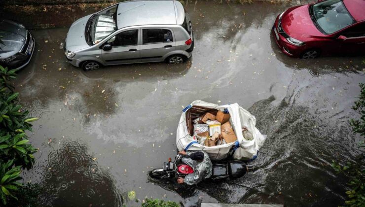 İstanbul’da aniden bastıran sağanak vatandaşlara zor anlar yaşattı