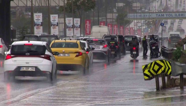 İstanbul’da sağanak yağış etkili oldu, yollar göle döndü