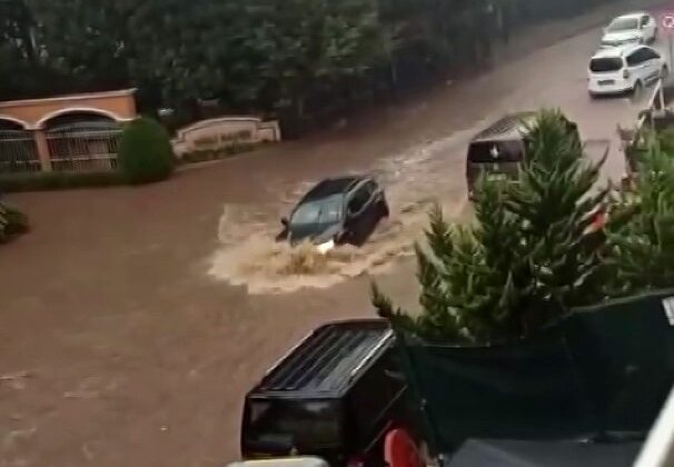 İstanbul’da sağanak yağış: Sürücüler zor anlar yaşadı