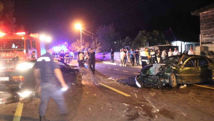 Kafa kafaya çarpışan otomobiller hurdaya döndü: 4’ü ağır 7 yaralı