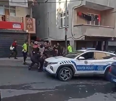 Kavgayı ayırmaya giden polis memurlarına saldırdı