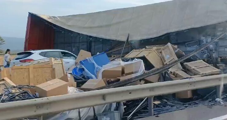 Kaza yapan tırdan yola saçılan malzemeler yolu kapattı