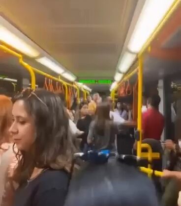 Metroda yer verme kavgası kamerada