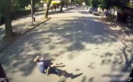 Minibüsün bisikletliye çarptığı anlar kamerada