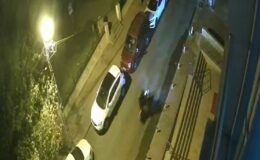 Motosikletli şahıs emlak ofisini kurşunladı; o anlar kameraya yansıdı