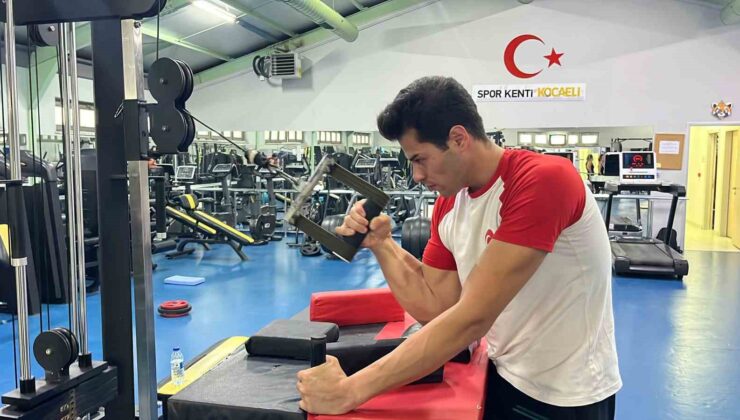 Ömer Kozakoğlu, 11 kez bilek güreşi şampiyonu olan rakibini eledi