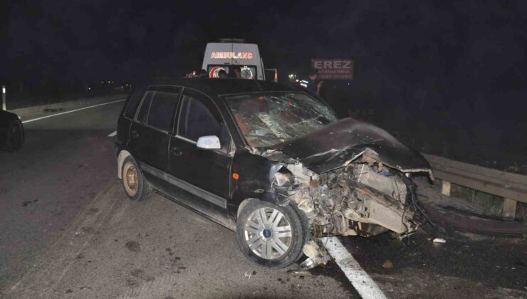 Otomobilin seyir halindeki kamyona çarptığı kaza kameraya yansıdı